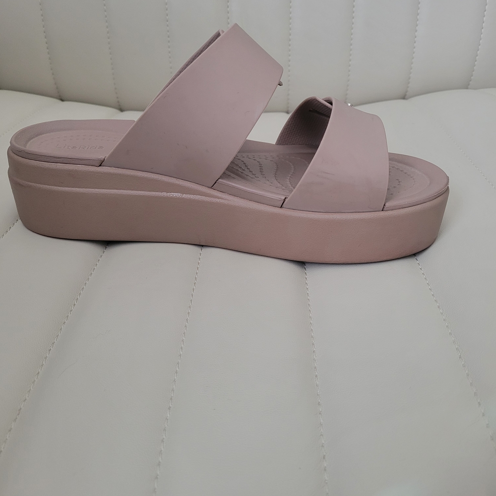 Crocs Brooklyn Buckle, Latte - Picture 9 of 14